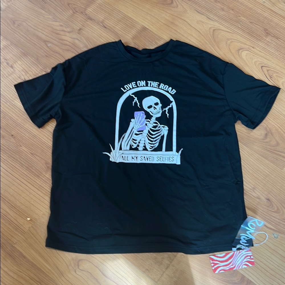 Black Graphic Tee with Skeleton taking selfies oversized t shirt nwt